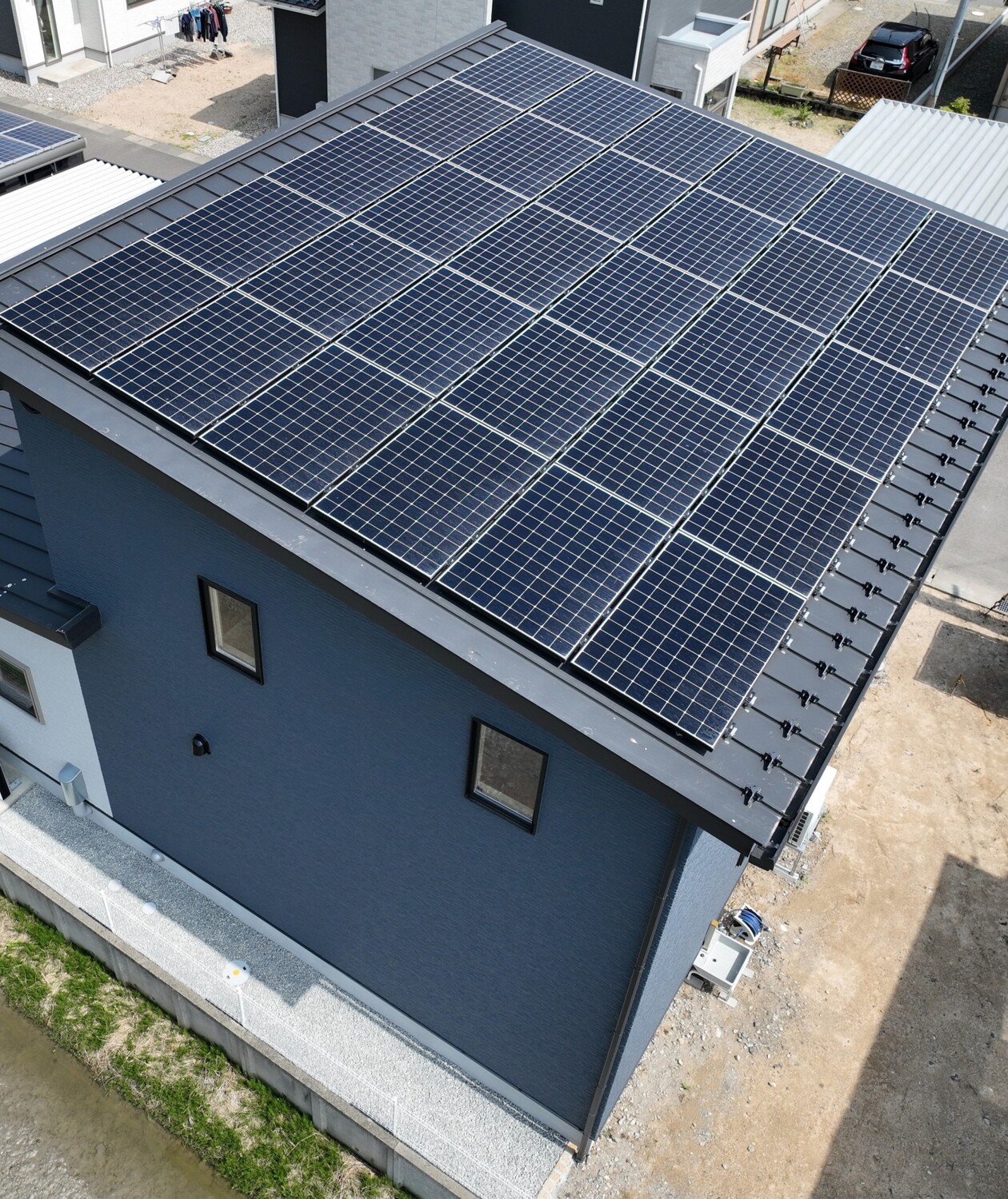 玄関・水回り共用「2世帯で暮らす間取りのお住まい」～太陽光発電12.0kW+大容量蓄電池13.5kWh設置～