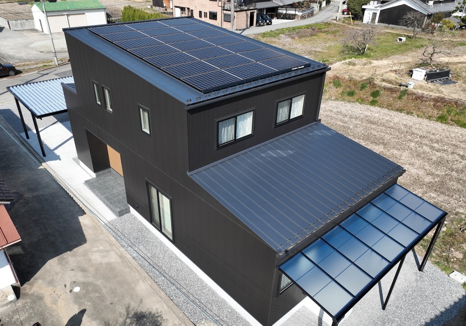 オールブラックのスタイリッシュな外観～快適なワークスペースのある暮らし～
太陽光発電8.4kW搭載
