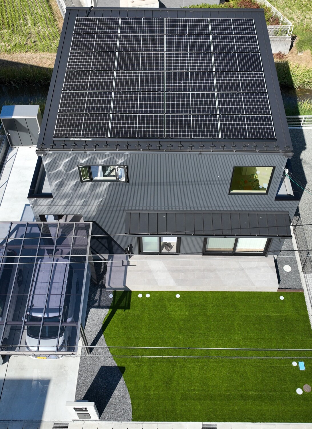 ～エネルギー自給自足のスマートライフ～太陽光発電8.88kW+家庭用蓄電池「テスラパワーウォール」13.5kWh設置