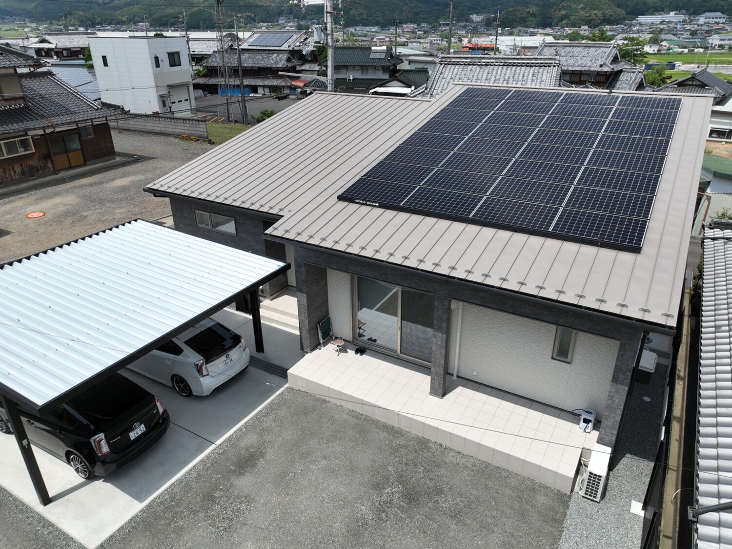 ～人気の平屋のお住まい～
大型ソーラー12.8kW+テスラ社製蓄電池13.5kWh搭載で光熱費の出費を抑え暮らしを快適に。