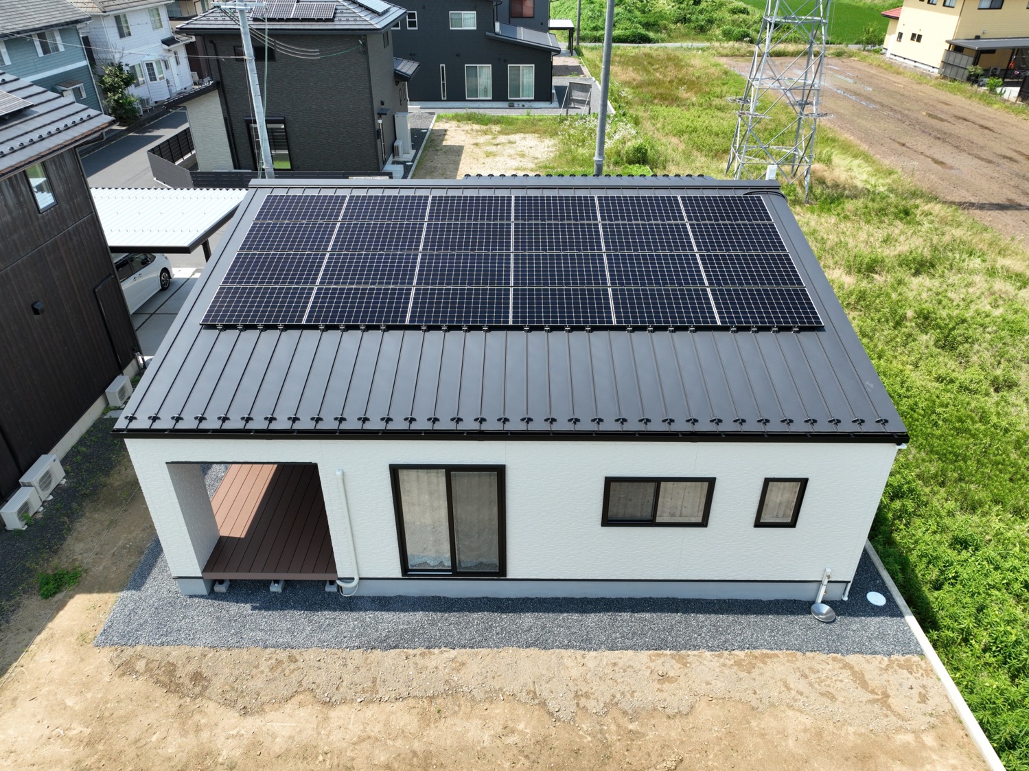 シンプルな軒ゼロ平屋が魅せるデザイン住宅～太陽光発電システム9.6kW搭載～