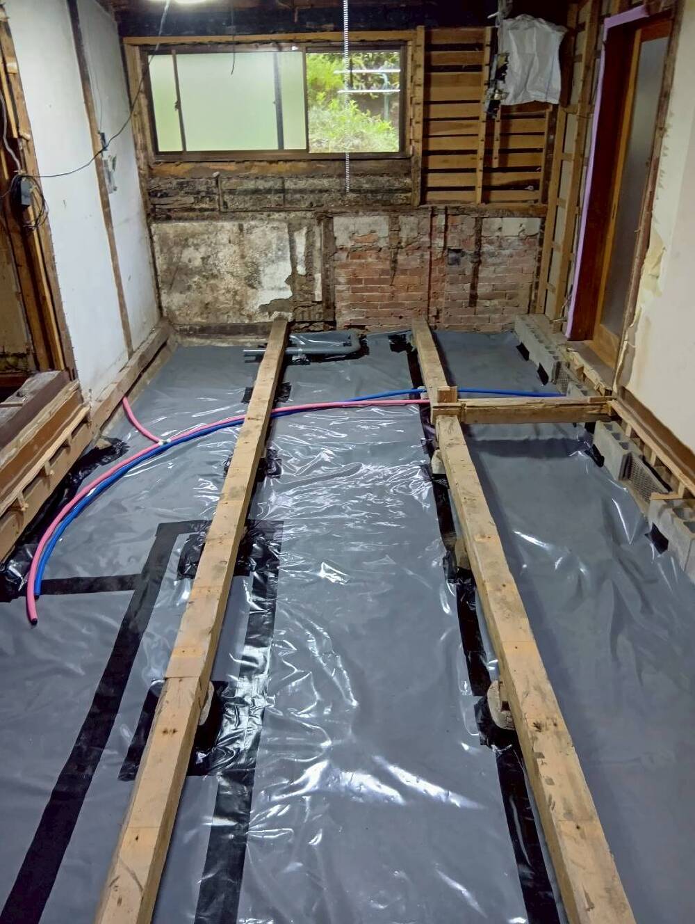 防湿シート敷き