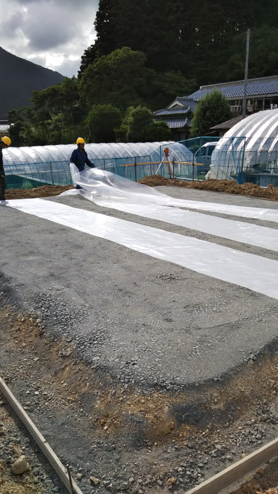 基礎工事（防湿シート貼り）